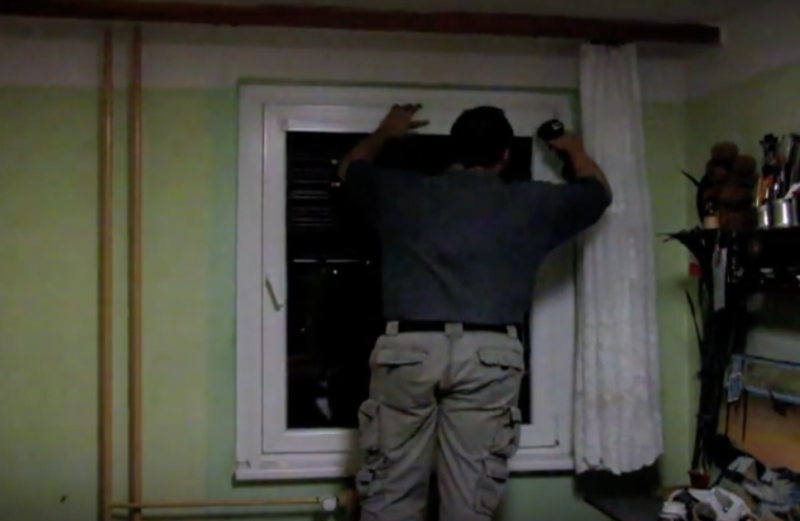 Ukázka montáže žaluzie na plastové okno – krok za krokem