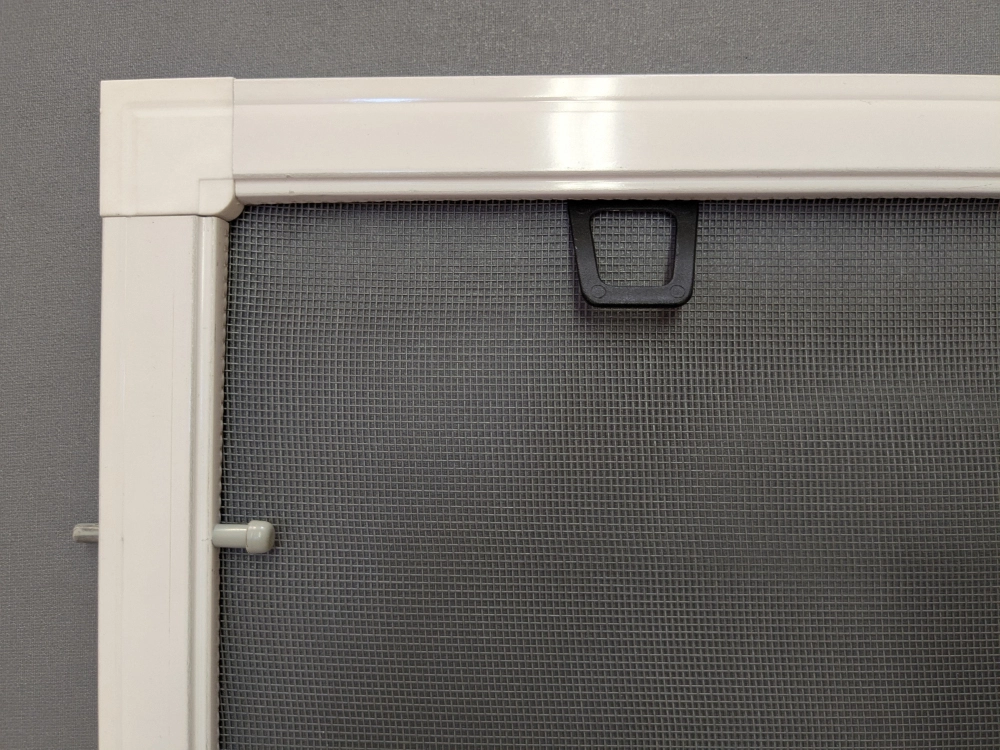 Okenní sítě proti hmyzu na ostatní typy oken, bez límce 25 x 11 s pružinovými kolíčky